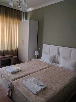 Отель Hotel Stal+ Тбилиси Двухместный номер с 2 отдельными кроватями и балконом-4