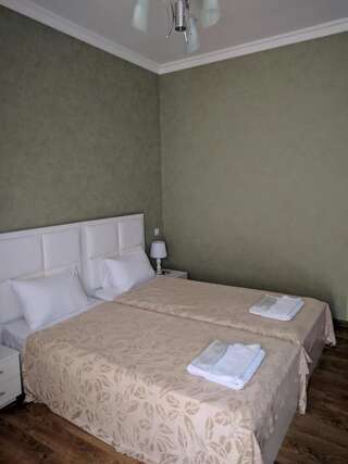 Отель Hotel Stal+ Тбилиси Двухместный номер с 2 отдельными кроватями и балконом-3